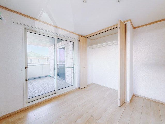 ■洋室｜バルコニーにも出られる2階の一室♪お勉強などに疲れたら気晴らしもできますね♪収納も大容量で、お部屋がいつでもスッキリ片付きます＊。