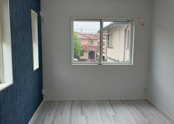 洋室のメリットは重い家具が置きやすく、身の回りが整理しやすいことです。　床がフローリングのため畳とは異なり凹みにくいです。　クローゼットなど収納が豊富で、普段使わない旅行カバンや服の整頓も簡単にです。