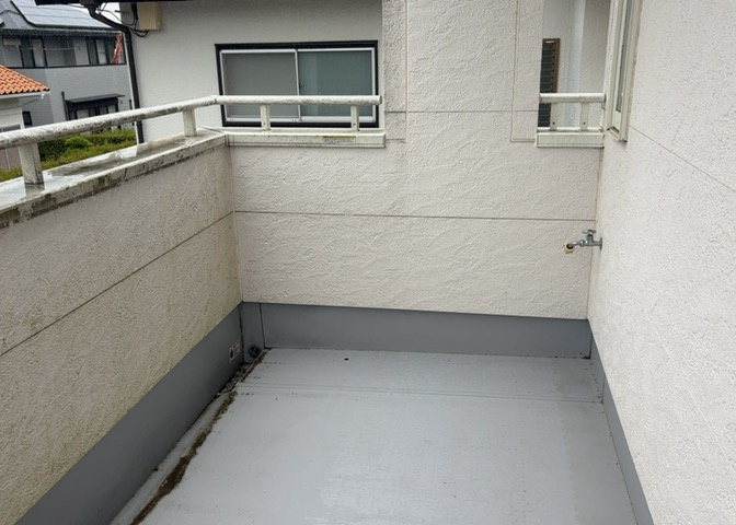 バルコニーは、室外の専用スペースのうち、「屋根がなく開放された空間」であるものを指します。ベランダより広いタイプのものが多く、日当たりもよいため家庭菜園などを楽しみたい人にとって適した環境となります。