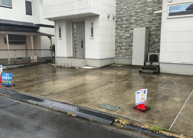 駐車場と明記されていても、最小スペースでつくられた駐車場だと大型車は駐車できなかったり、出入りしにくくなったりする可能性があります。お車のサイズと購入したい物件の駐車場のサイズを現地で確認しましょう。