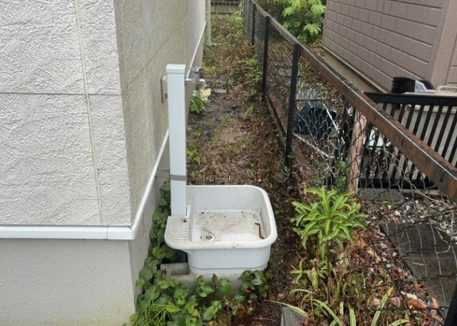 敷地内に散水栓や立水栓があると便利です。水道水を直接利用できるため、水を運ぶ手間を省くことが出来ます。大量の水を必要とする洗車作業や清掃などに役立ちます。その他設備とあわせて、現地でご確認ください。