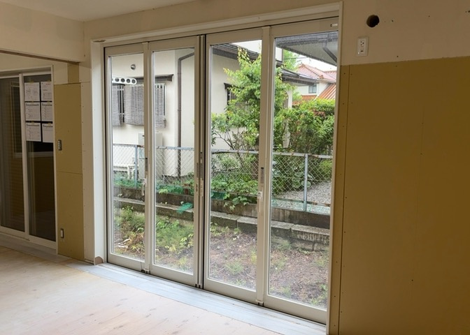 サッシは、ガラス窓に使用される金属製の窓枠です。一般的に住宅建築では、金属製建具工事の段階でガラス類・玄関などと同時に設置されます。種類や構造により断熱性能や遮音性能が異なるので現地でご確認ください。