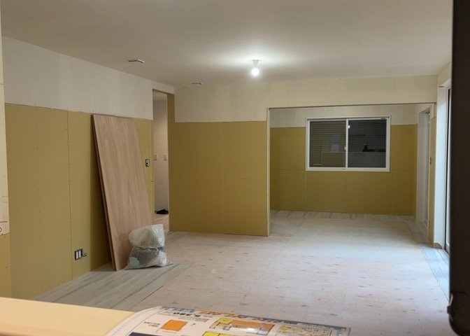 直線タイプはLとDKを一直線に並べた形で対面キッチンのタイプです。一般的なのでよく見かけるかもしれません。直線タイプに似た直接アイランドタイプは、キッチンとダイニングの間に壁がない分広く感じられます。