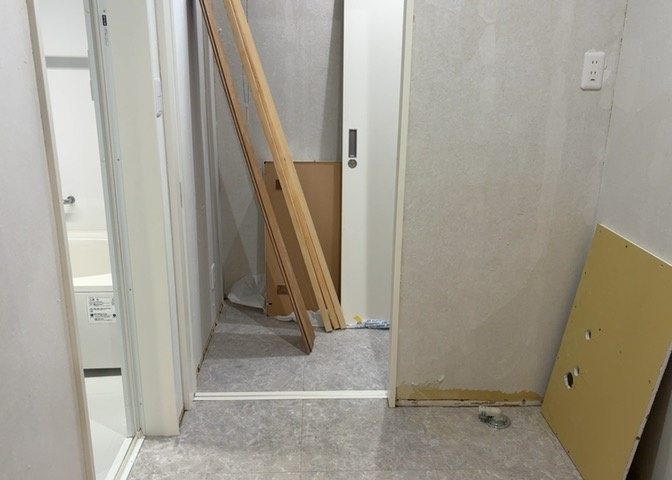 多くの戸建て住宅で見かける洗面脱衣所は、洗面台と洗濯機が2畳ほどのスペースに並べられていて、洗面所が脱衣所を兼ね備えている間取りが一般的です。お客様が利用することもある、パブリックな空間でもあります。
