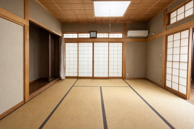 床の間を備えた格式ある8帖和室。広縁側の掃き出し窓から光を取り込み、開放感のある雰囲気です。ゆとりある広さで主寝室としても利用可能。続き間として一体利用すれば、より広々とした和の空間を演出できます。　