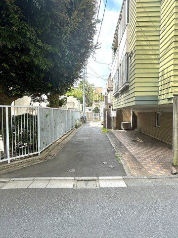 【港区南麻布4丁目の前面道路含む現地写真】