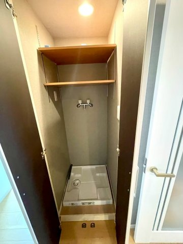 洗濯機置場。　生活感を感じさせない見えない収納を採用しています。