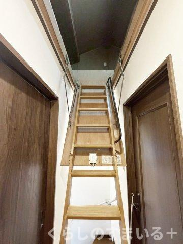 跳ね上げ式の屋根裏収納庫