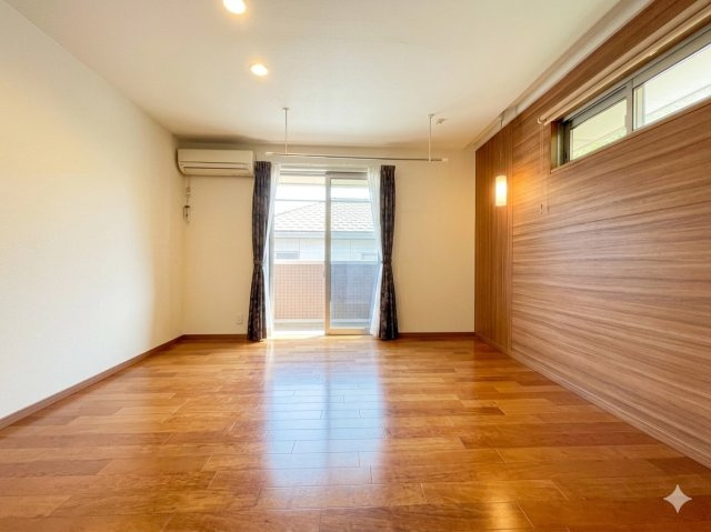 2階洋室9帖　ゆとりのある主寝室です。ベッドを2つ並べてもゆとりがございます。3.5帖のウォークインクローゼットもございます。写真は家具等をCG加工しております。