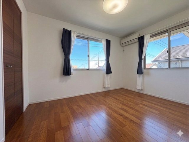東側から心地の良い朝日が入ります。クローゼットも充実しており、使い勝手の良いお部屋です。写真は家具等をCG加工しております。
