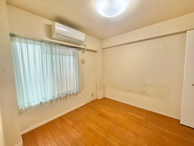 洋室　5帖　全居室収納で収納豊富です。