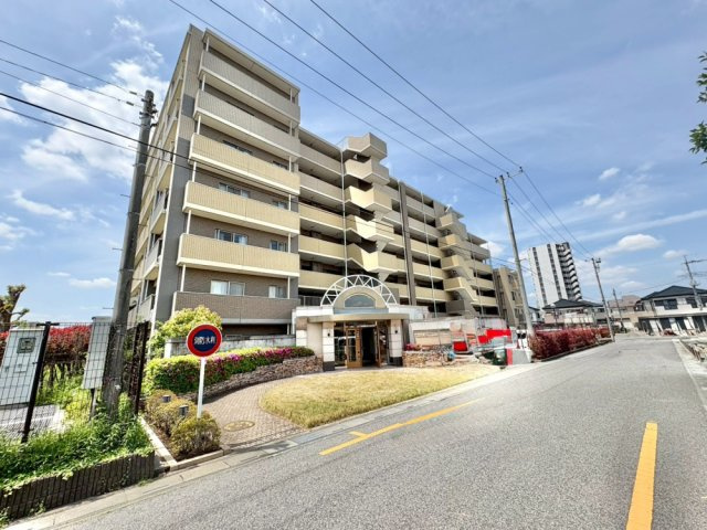 ■JR武蔵野線「吉川」駅徒歩6分　■ペット飼育可能(細則有)　■3LDK、ウォークインクローゼットあり！　■吉川小学校徒歩9分(650ｍ)・南中学校徒歩14分(1100ｍ)