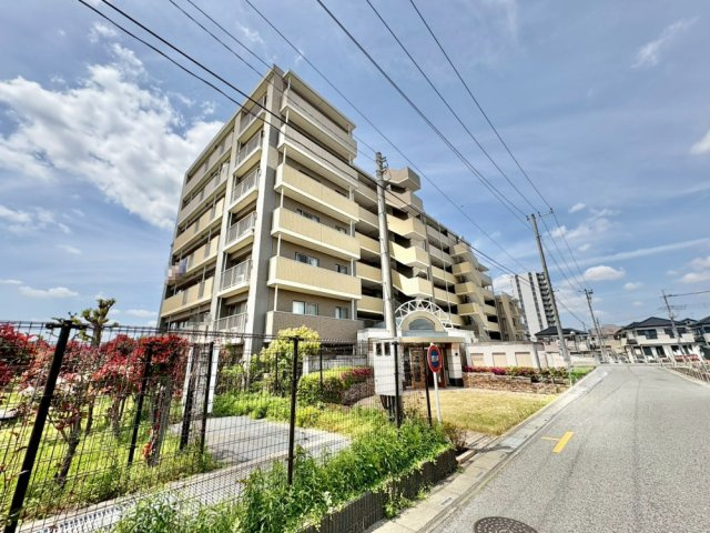■JR武蔵野線「吉川」駅徒歩6分　■ペット飼育可能(細則有)　■3LDK、ウォークインクローゼットあり！　■吉川小学校徒歩9分(650ｍ)・南中学校徒歩14分(1100ｍ)