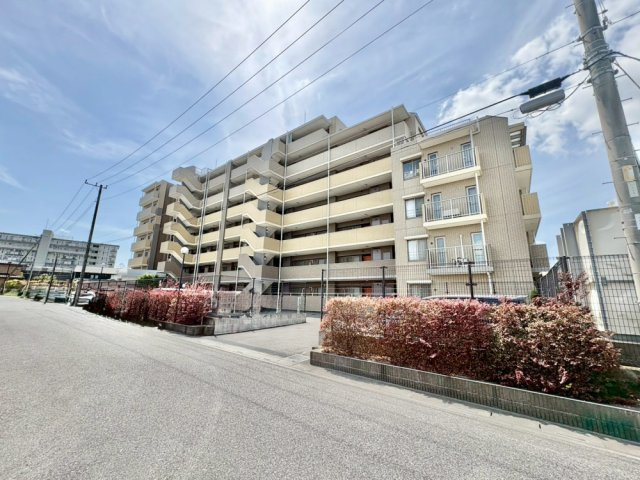 ■JR武蔵野線「吉川」駅徒歩6分　■ペット飼育可能(細則有)　■3LDK、ウォークインクローゼットあり！　■吉川小学校徒歩9分(650ｍ)・南中学校徒歩14分(1100ｍ)
