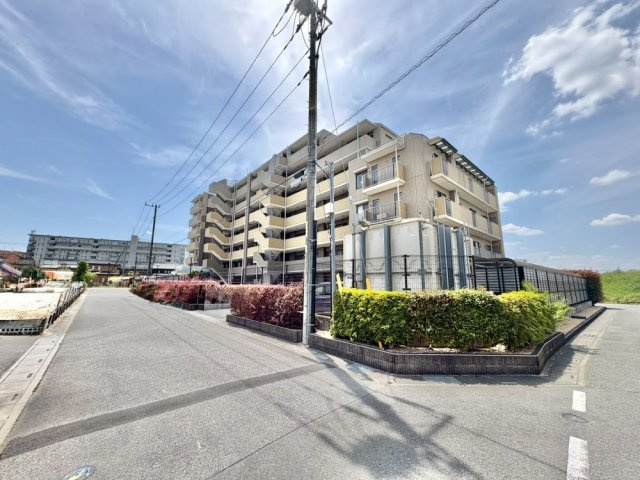 ■JR武蔵野線「吉川」駅徒歩6分　■ペット飼育可能(細則有)　■3LDK、ウォークインクローゼットあり！　■吉川小学校徒歩9分(650ｍ)・南中学校徒歩14分(1100ｍ)