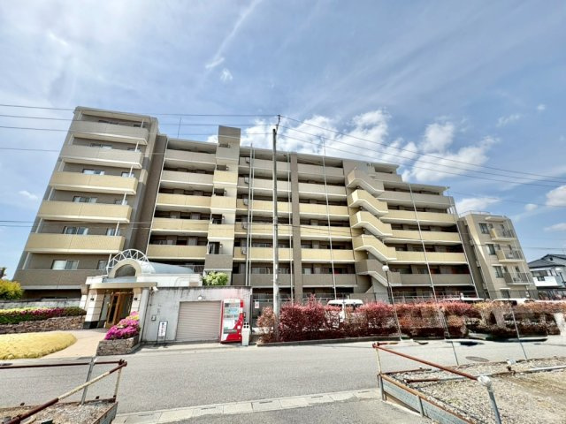 ■JR武蔵野線「吉川」駅徒歩6分　■ペット飼育可能(細則有)　■3LDK、ウォークインクローゼットあり！　■吉川小学校徒歩9分(650ｍ)・南中学校徒歩14分(1100ｍ)