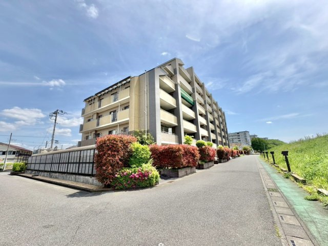 ■JR武蔵野線「吉川」駅徒歩6分　■ペット飼育可能(細則有)　■3LDK、ウォークインクローゼットあり！　■吉川小学校徒歩9分(650ｍ)・南中学校徒歩14分(1100ｍ)