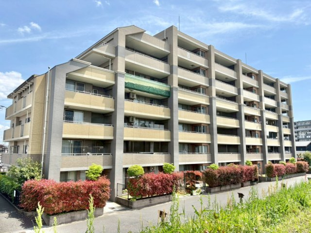 ■JR武蔵野線「吉川」駅徒歩6分　■ペット飼育可能(細則有)　■3LDK、ウォークインクローゼットあり！　■吉川小学校徒歩9分(650ｍ)・南中学校徒歩14分(1100ｍ)