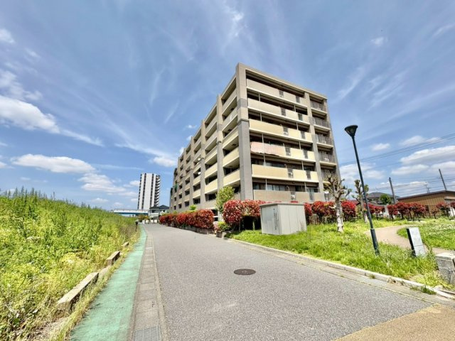 ■JR武蔵野線「吉川」駅徒歩6分　■ペット飼育可能(細則有)　■3LDK、ウォークインクローゼットあり！　■吉川小学校徒歩9分(650ｍ)・南中学校徒歩14分(1100ｍ)