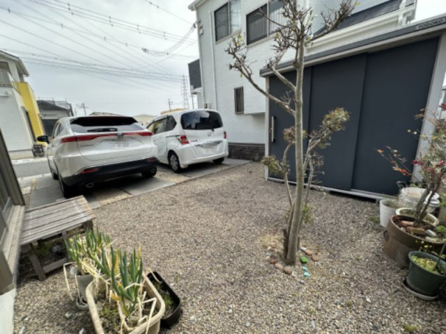 【庭】　庭の前にはカースペースがあり、車を停めていると外からの目線が届きにくいです。