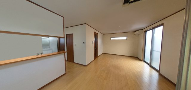 【LDK】　キッチン前にダイニングテーブルを配置すると、配膳や片付けがスムーズに。調理や片付けをしながらの会話も弾みます。※CG加工された画像のため実際とは異なる場合がございます。