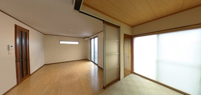 【LDK】　隣接する和室の扉を開放すれば、より広々とした空間として利用できます。ライフスタイルやシーンに合わせて活用できる設計です。※CG加工された画像のため実際とは異なる場合がございます。