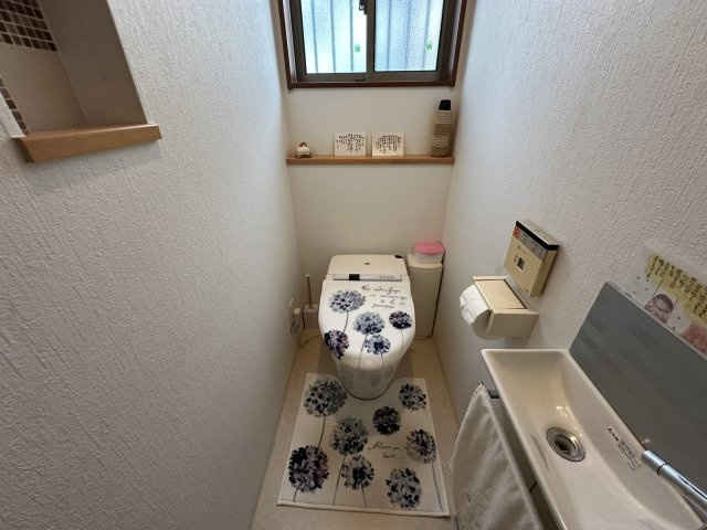 【トイレ】　温水洗浄便座付きのトイレです。寒い時期でも温かな便座で快適に使うことができます。リモコンが壁に設置され、操作しやすい仕様です。