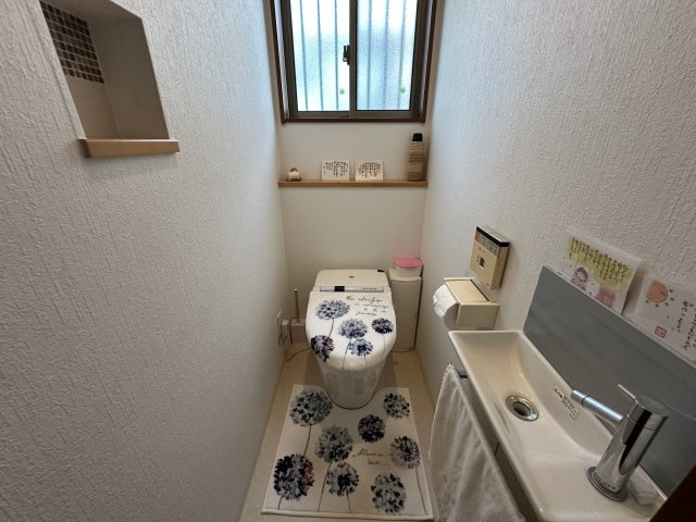 【トイレ】　トイレは各階に設置されており、朝の支度や来客時など忙しい時間帯でもスムーズに利用できます。家族それぞれの動線に合わせて使いやすい配置です。