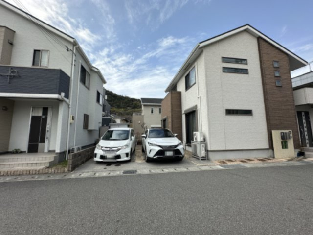 【現地外観写真】　カースペース2台分有(車種による)。前面道路との高低差がないため、車や自転車・ベビーカーの出し入れなどもスムーズに行えます。