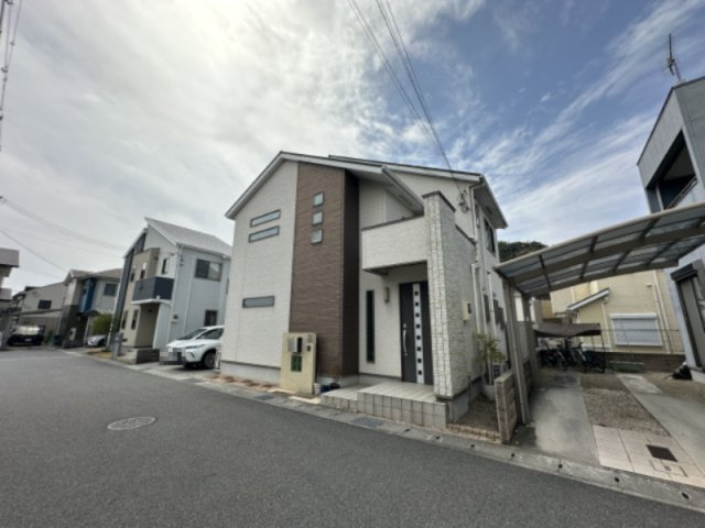 【姫路市西庄】　JR姫新線「播磨高岡」駅まで徒歩14分の立地。異なる質感の外壁と落ち着いた色合いが調和し、上品な佇まいが演出されています。