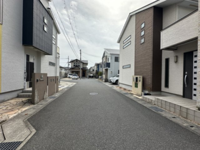 【前面道路含む現地写真】　舗装された前面道路は、歩きやすさと視認性に優れ、自転車やベビーカーでの走行もスムーズです。