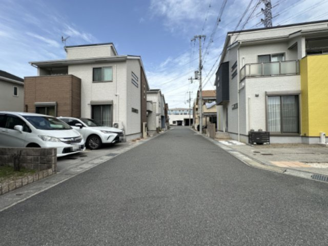 【前面道路含む現地写真】　前面道路は約6.0mのゆとりある幅員で、車のすれ違いもスムーズに行えそうです。お子さまの送迎や日々の買い物など、車での移動がしやすい環境です。