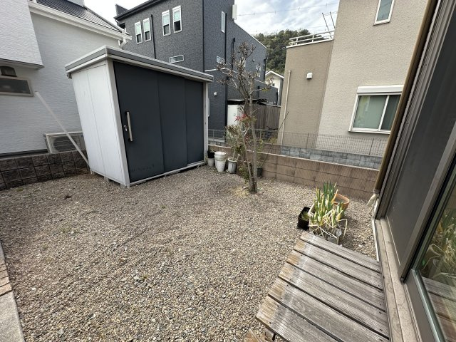【庭】　住まいの南側に庭が設けられており、あたたかな陽光を感じながら過ごせるスペースです。ガーデニングやお子さまの遊び場など、さまざまな用途に活用できます。
