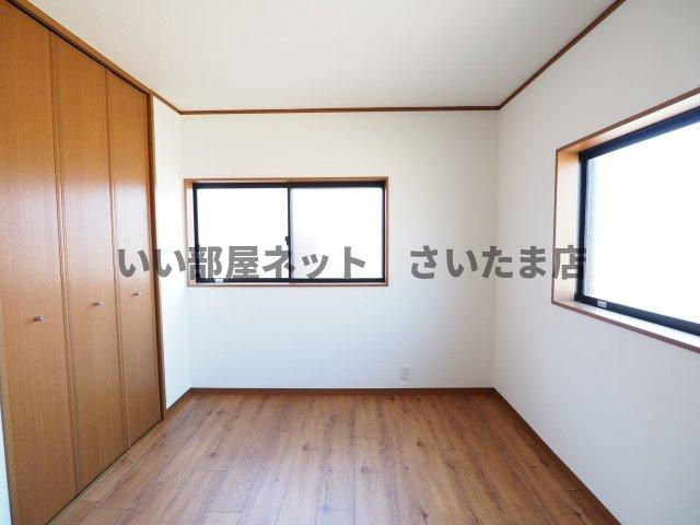 令和5年6月2階北側6帖の洋室です。内装（クロス・床）を張替・重張り。