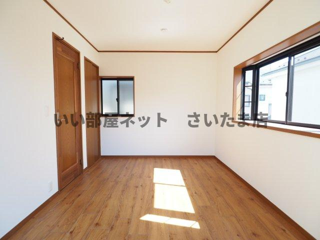 令和5年6月　2階バルコニーのある南側の洋室です。フローリング重ね張り、クロス全面張替え済みです。
