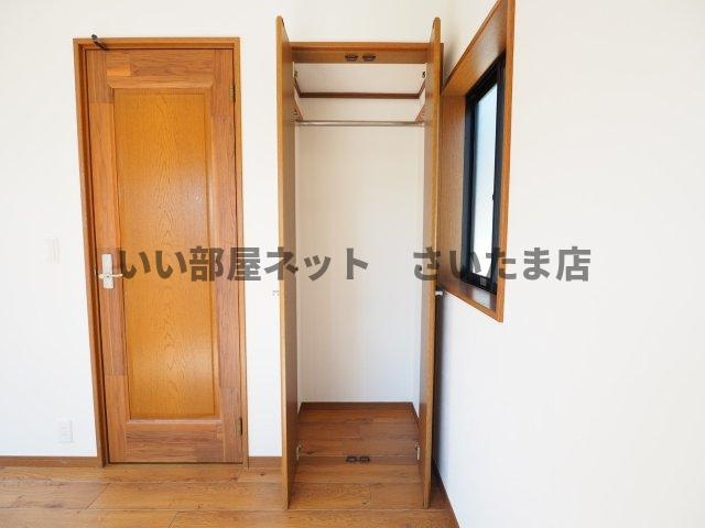 2F洋室収納。ハンガーパイプも有り洋服の収納にもご利用いただけます。