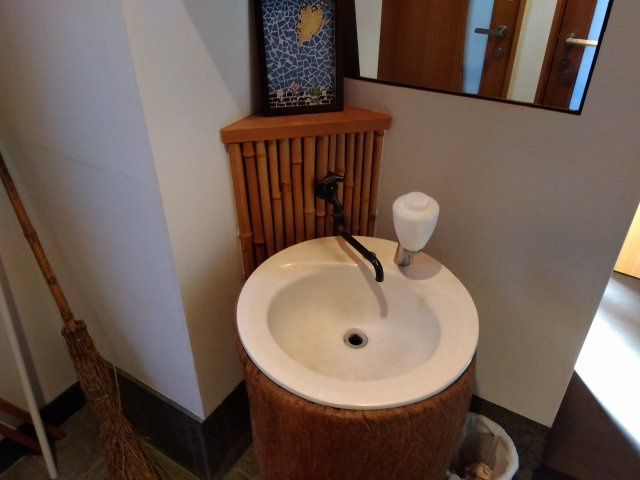 店舗部分のトイレの手洗い場になります。竹材が和風でオシャレな雰囲気を演出してくれます。