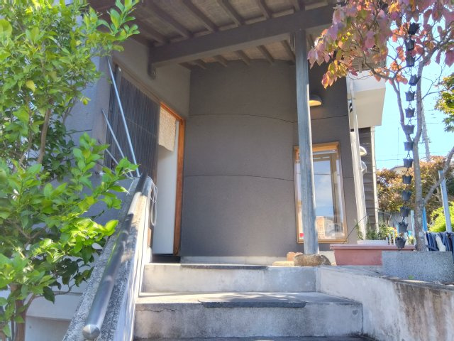 店舗入口です。アプローチ部分に屋根があるので雨の日の傘の開閉も濡れずに行えます。