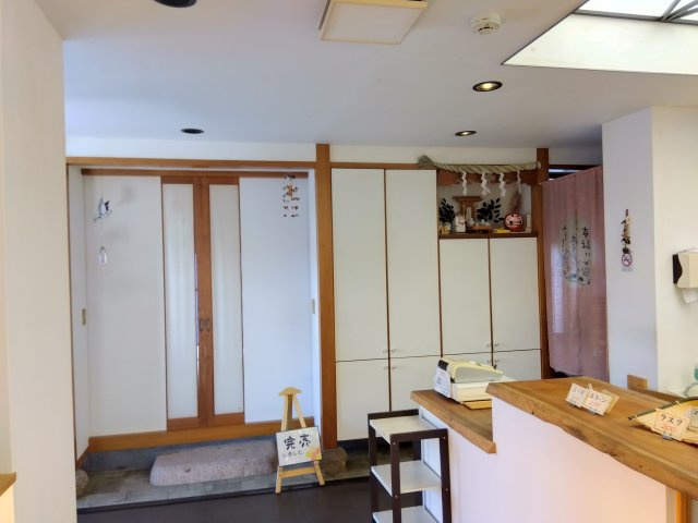 店舗部分です。白を基調とした明るい店内です。カウンターや後ろには陳列棚もあります。居抜き工事をしてあるのでとても綺麗です。