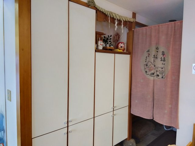 店舗部分にはたくさん収納があります。お店の備品などをしまうのに便利です。神棚があるのも嬉しいですね。