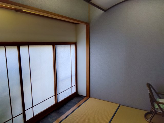 店舗部分にある和室です。座敷なのでお客様にくつろいで過ごしていただけると思います。