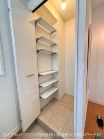 大容量のシューズインクロークが、すっきりとした空間を保ちます。