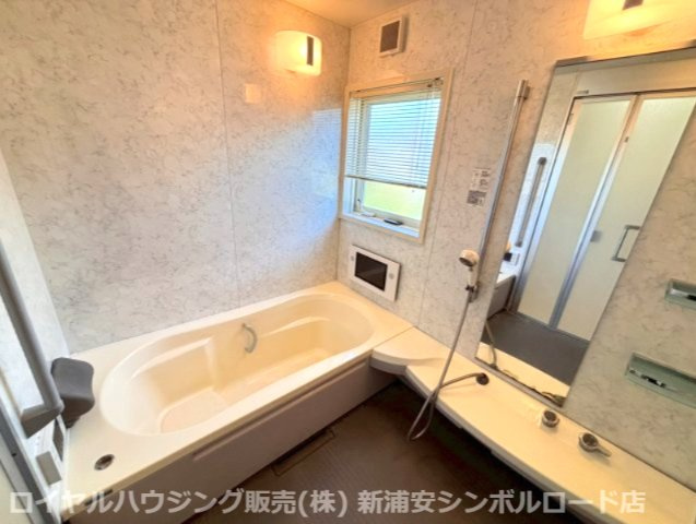 浴室テレビを備えた、1坪以上の広々としたバスルーム。窓から光が差し込む空間で、一日の疲れを癒すスパのようなリラックスタイムを。
