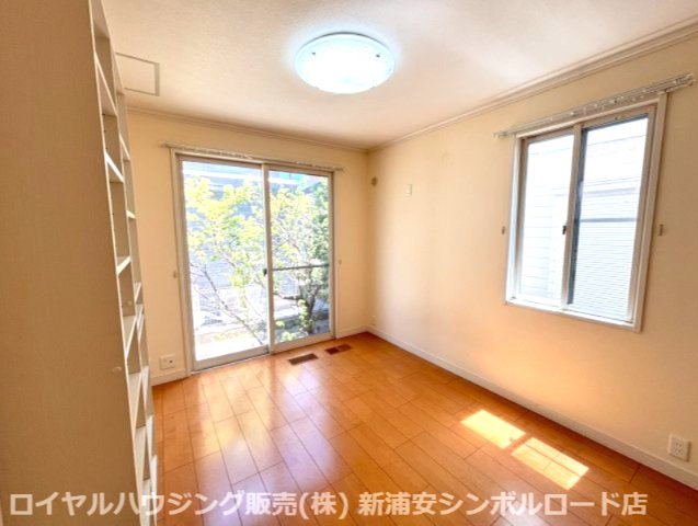 東向き、テラスにつながる居室。
