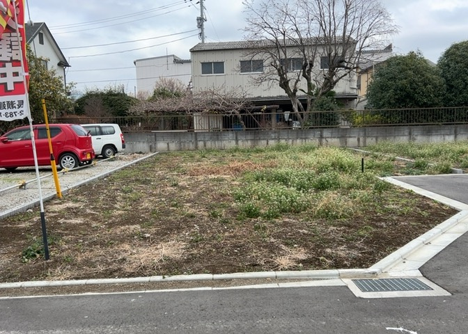 土地の形が極端に長細かったり、狭小地、あるいは道路との高低差がある傾斜地だった場合、後々売ろうとしても買い手がつかない場合もあります。後々、売却することになった時に価値の下がらない土地を選びましょう。