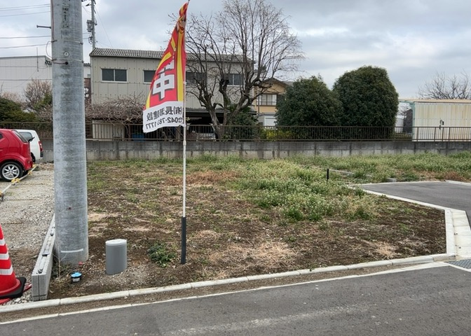 家を建てる場合、方位は要チェックです。現実的に日当たりのよい家ならばリビングは南側、建築基準法でも北側に当たる家への配慮は求められています。土地を見学に行く際は、方位磁針を持って行くようにしましょう。