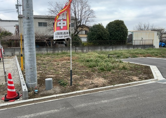 土地の前の道路に消火栓が設置されていることがあります。この場合、道路交通法第45条第1項により、駐車禁止の場所が指定されています。そのため、車庫などの駐車スペースをつくることができない場合があります。
