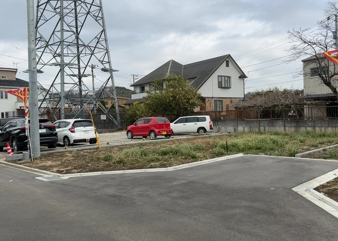 現地に行くなら、物件の周囲の地形がどうなっているかを見ることも大切です。周辺より低くなっている土地では、大雨などで水が集まりやすいため、地盤が弱くなっているということも考えられるため、注意が必要です。