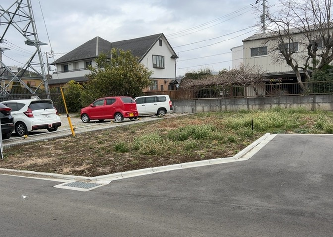 土地購入を検討されている場合、境界杭がない状態で購入してしまうと境界確定測量をする必要があり、費用がかかります。購入の前に、売主、隣土地所有者立ち合いのもと境界を確定し境界杭を設置するのがベストです。