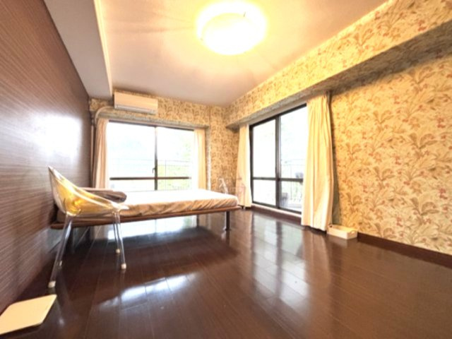 主寝室です。窓の外には都心まで見渡せる素敵な景色が広がっています。
